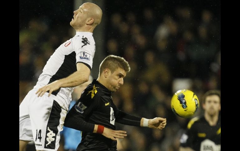 Fulham le clavó dos goles al Bolton y agravó sus problemas de descenso. AP  /