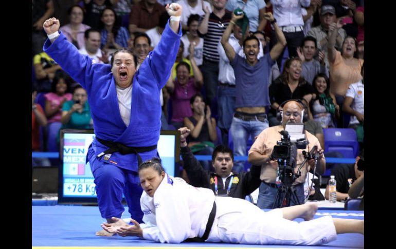 La judoca mexicana (Azul) se mantiene entre las mejores de su división hasta el momento.  /