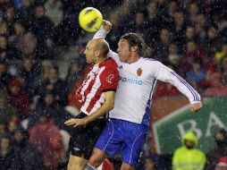 El defensa italiano del Zaragoza Maurizio Lanzaro (D) intenta impedir el remate de cabeza del delantero del Athletic Gaizka Toquero.EFE  /