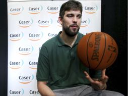 El pivot español de los Grizzlies, Marc Gasol, durante la entrevista que ha ofrecido en el Fedex Forum. EFE  /