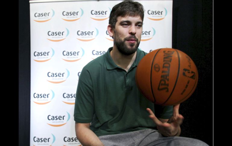 El pivot español de los Grizzlies, Marc Gasol, durante la entrevista que ha ofrecido en el Fedex Forum. EFE  /