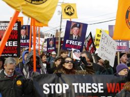 Cientos de manifestantes, protestan en apoyo a Bradley Manning. AP  /