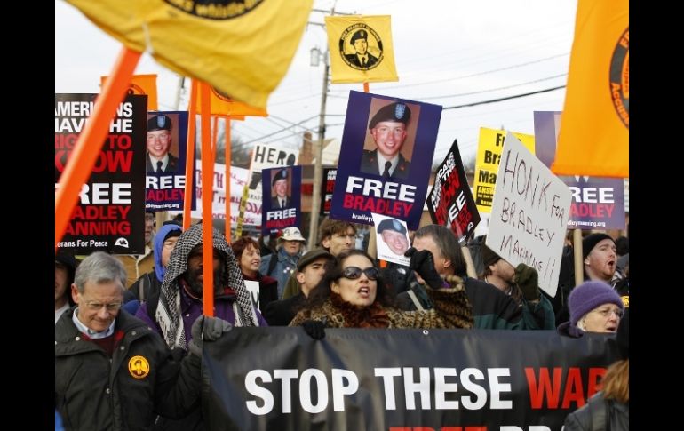 Cientos de manifestantes, protestan en apoyo a Bradley Manning. AP  /