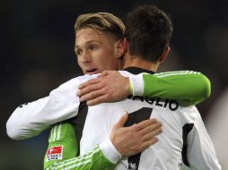 El jugador del Wolfsburg, Sebastian Polter (I), celebra junto a su portero, Diego Benaglio (d), el gol que ha marcado. EFE  /