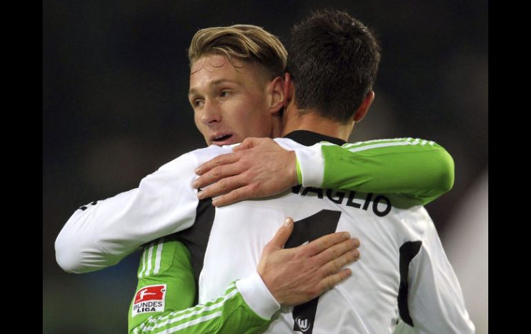 El jugador del Wolfsburg, Sebastian Polter (I), celebra junto a su portero, Diego Benaglio (d), el gol que ha marcado. EFE  /