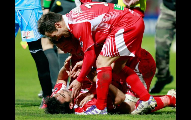 Los ''Osos'' celebran el haber regresado a la senda del triunfo. AFP  /