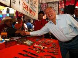 Guzmán Pérez Peláez, en medio de una precampaña que desarrolló en el tianguis de Santa Tere.  /