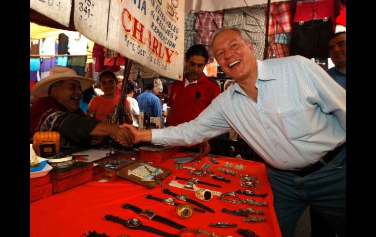 Guzmán Pérez Peláez, en medio de una precampaña que desarrolló en el tianguis de Santa Tere.  /