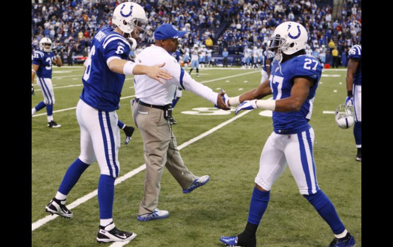 Jim Caldwell, entrenador de Indianapolis  y el mariscal de campo Dan Orlovsky Colts (6) saludan a los defensa Jacob Lacey (27). REUTERS  /