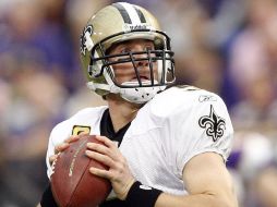 Drew Brees, mariscal de campo de Santos, busca un  receptor durante  la primera mitad de su partido contra Minessota. REUTERS  /