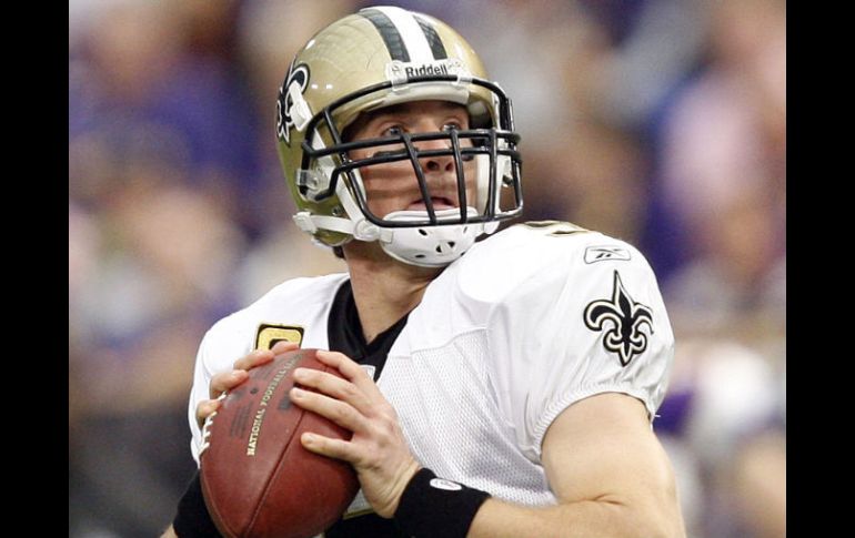 Drew Brees, mariscal de campo de Santos, busca un  receptor durante  la primera mitad de su partido contra Minessota. REUTERS  /