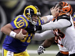 El mariscal de campo, Kellen  Clemens empuja hacia atrás al ala defensiva de los Bengals de Cincinnati Michael Johnson. REUTERS  /