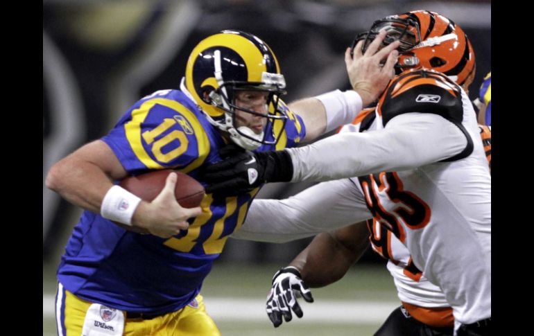 El mariscal de campo, Kellen  Clemens empuja hacia atrás al ala defensiva de los Bengals de Cincinnati Michael Johnson. REUTERS  /