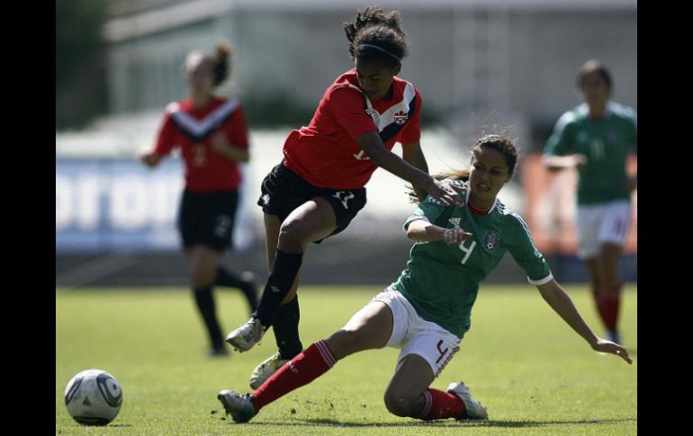 Nichelle Prince de Canadá (I) y Greta Espinosa de México, durante juego amistoso Sub -7 femenil en la ciudad de México. MEXSPORT  /