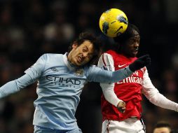 David Silva del Manchester City (I) lucha por el balón con Gervinho del Arsenal durante su encuentro en la Liga Premier. REUTERS  /