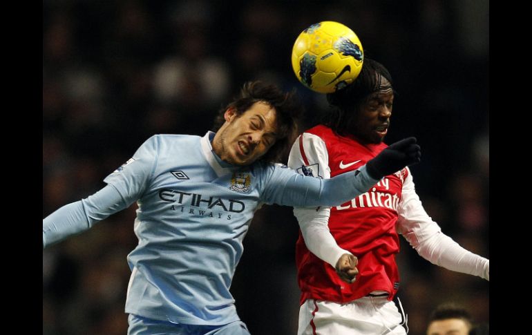 David Silva del Manchester City (I) lucha por el balón con Gervinho del Arsenal durante su encuentro en la Liga Premier. REUTERS  /