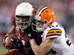 Larry Fitzgerald (izq), de Arizona, y Eric Hagg, de Cleveland, durante el juego de hoy. AP  /