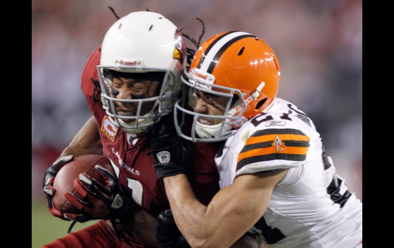 Larry Fitzgerald (izq), de Arizona, y Eric Hagg, de Cleveland, durante el juego de hoy. AP  /