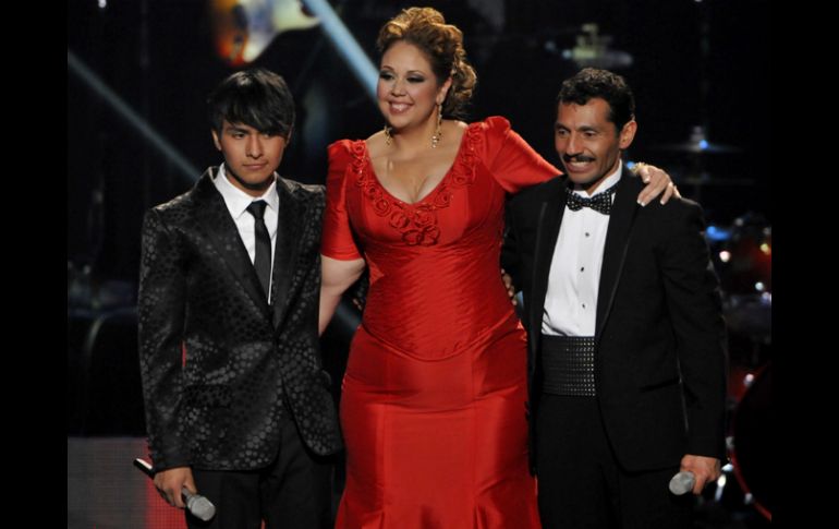 Óscar Garrido tercer lugar, Alejandra segundo lugar y Óscar Cruz primer lugar de ''La Voz... México''. NTX  /