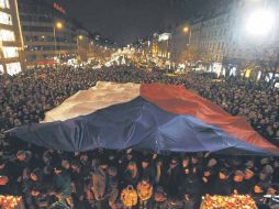 Miles de personas sostienen la bandera nacional de la República Checa en honor al ex presidente Vaclav Havel. REUTERS  /