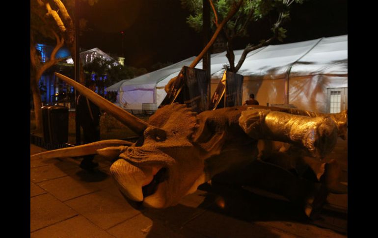 Uno de los dinosaurios que serán exhibidos en los próximos días en la carpa situada en Plaza Liberación.  /