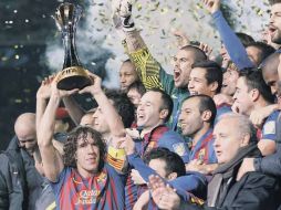 El capitán azulgrana Carles Puyol levanta la copa del Mundial de Clubes en la ceremonia de premiación. AP  /