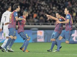 Xavi (segundo der. a izq.),  festeja su gol con Cesc, Dani Alves y Sergio Busquets. AFP  /