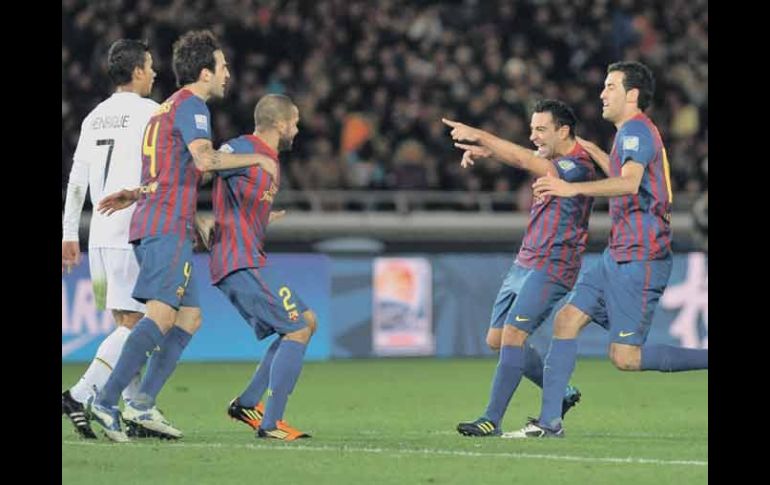 Xavi (segundo der. a izq.),  festeja su gol con Cesc, Dani Alves y Sergio Busquets. AFP  /