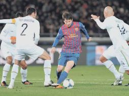 Lionel Messi burla a jugadores de Santos durante el partido. AFP  /