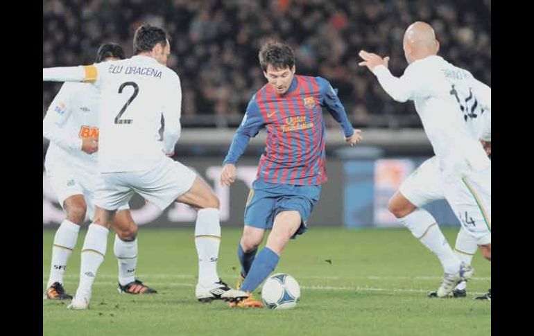 Lionel Messi burla a jugadores de Santos durante el partido. AFP  /