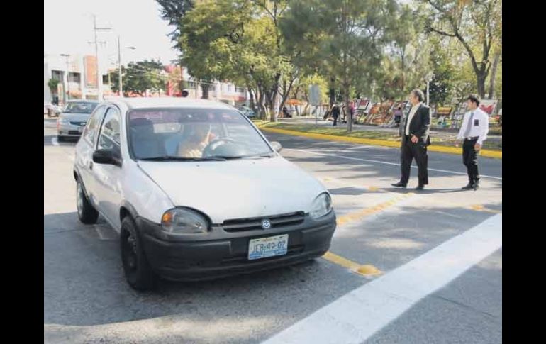 Las bayonetas instaladas ayer tienen la función de brindar seguridad peatonal en la Glorieta Chapalita.  /