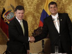 Los presidentes Juan Manuel Santos (izq.) y Rafael Correa celebraron una entrevista hoy en el Palacio de Carondelet. AFP  /