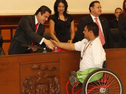 Arnulfo Castorena recibe de manos del alcalde el reconocimiento.  /