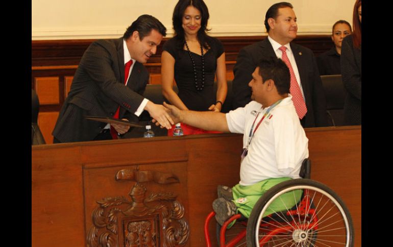 Arnulfo Castorena recibe de manos del alcalde el reconocimiento.  /