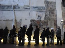 Cientos de personas hacen cola para rendir un último homenaje al expresidente checo Vaclav Havel en Praga. EFE  /