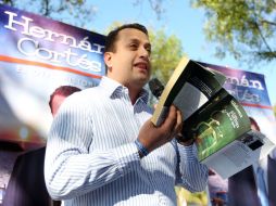 El precandidato del PAN a la gubernatura, Hernán Cortés, durante el maratón de lectura. ARCHIVO  /