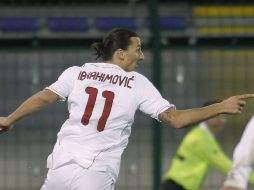 El sueco Zlatan Ibrahimovic celebra uno de los goles del Milán en el partido. AP  /