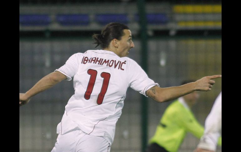 El sueco Zlatan Ibrahimovic celebra uno de los goles del Milán en el partido. AP  /