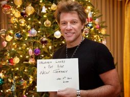 Para comprobar a sus seguidores que no murió, subió esta fotografía a sus redes sociales. Twitter @BonJovi  /