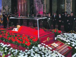 Funcionarios norcoreanos rodean el cuerpo del dictador fallecido a los 69 años el domingo. Su funeral será el día 28. AP  /