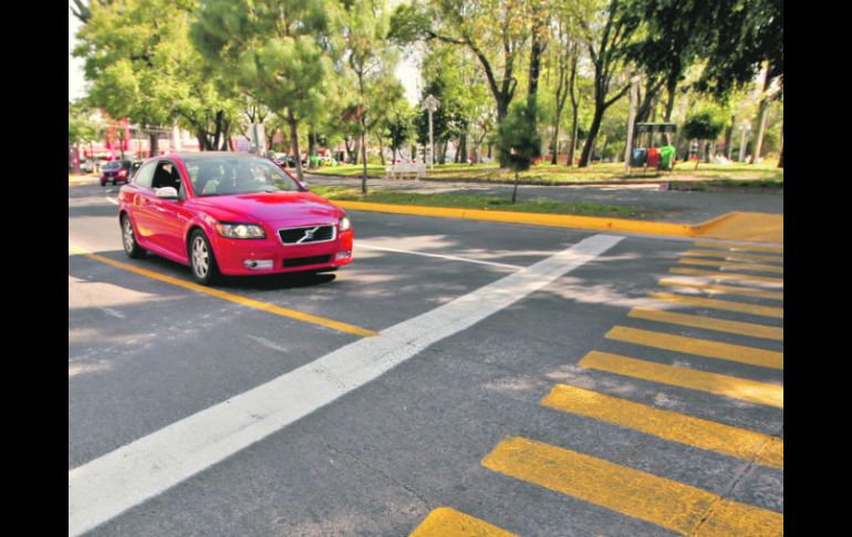 Autoridades retiraron ayer una de las bayonetas de resguardo peatonal instalada a la altura de San Ignacio.  /