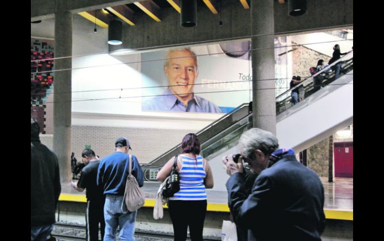 Publicidad del aspirante a la candidatura del PAN, Fernando Guzmán Pérez Peláez, instalada en la estación Juárez del Tren Ligero.  /