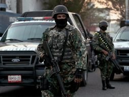 Marinos vigilan hoy frente a la estación de policía intermunicipal en Boca del Río. AFP  /