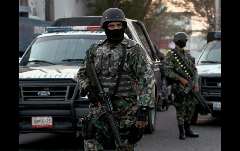 Marinos vigilan hoy frente a la estación de policía intermunicipal en Boca del Río. AFP  /