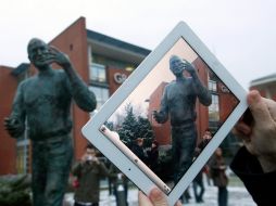 El genio y su obra: Un hombre toma una fotografía de la estatua de Steve Jobs en su iPad, durante la develación. REUTERS  /