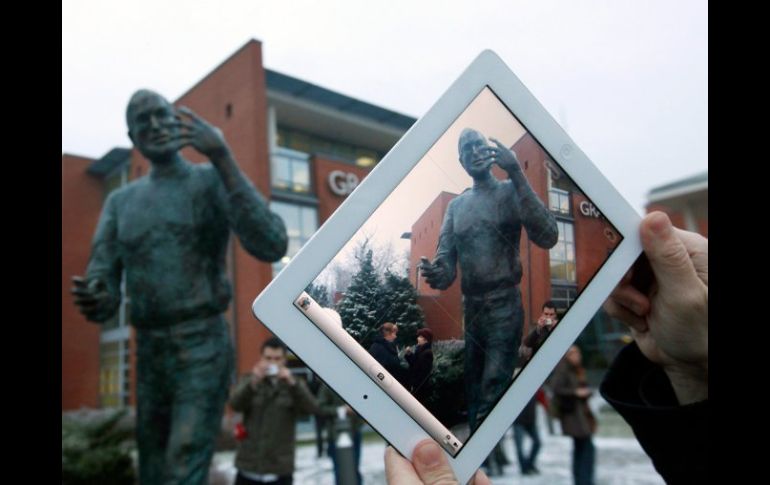 El genio y su obra: Un hombre toma una fotografía de la estatua de Steve Jobs en su iPad, durante la develación. REUTERS  /