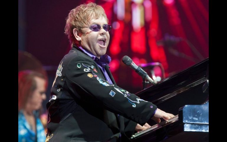 Más de 45 toneladas de equipo y el inconmensurable talento de Elton John en un espctáculo por primera vez en Guadalajara. ARCHIVO  /