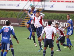 Héctor Reynoso (centro) sigue esperando su renovación con Chivas.  /