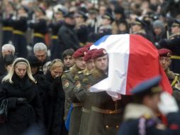 La viuda y la hija de Havel encabezaron hoy el cortejo fúnebre rumbo al Castillo de Praga. AFP  /