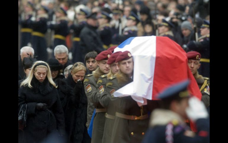 La viuda y la hija de Havel encabezaron hoy el cortejo fúnebre rumbo al Castillo de Praga. AFP  /